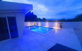 Penthouse Jacuzzi & Pool Apartmants